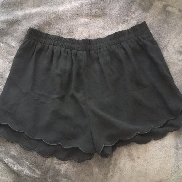 Black flowy shorts w/ pockets and scallop details - Picture 3 of 5